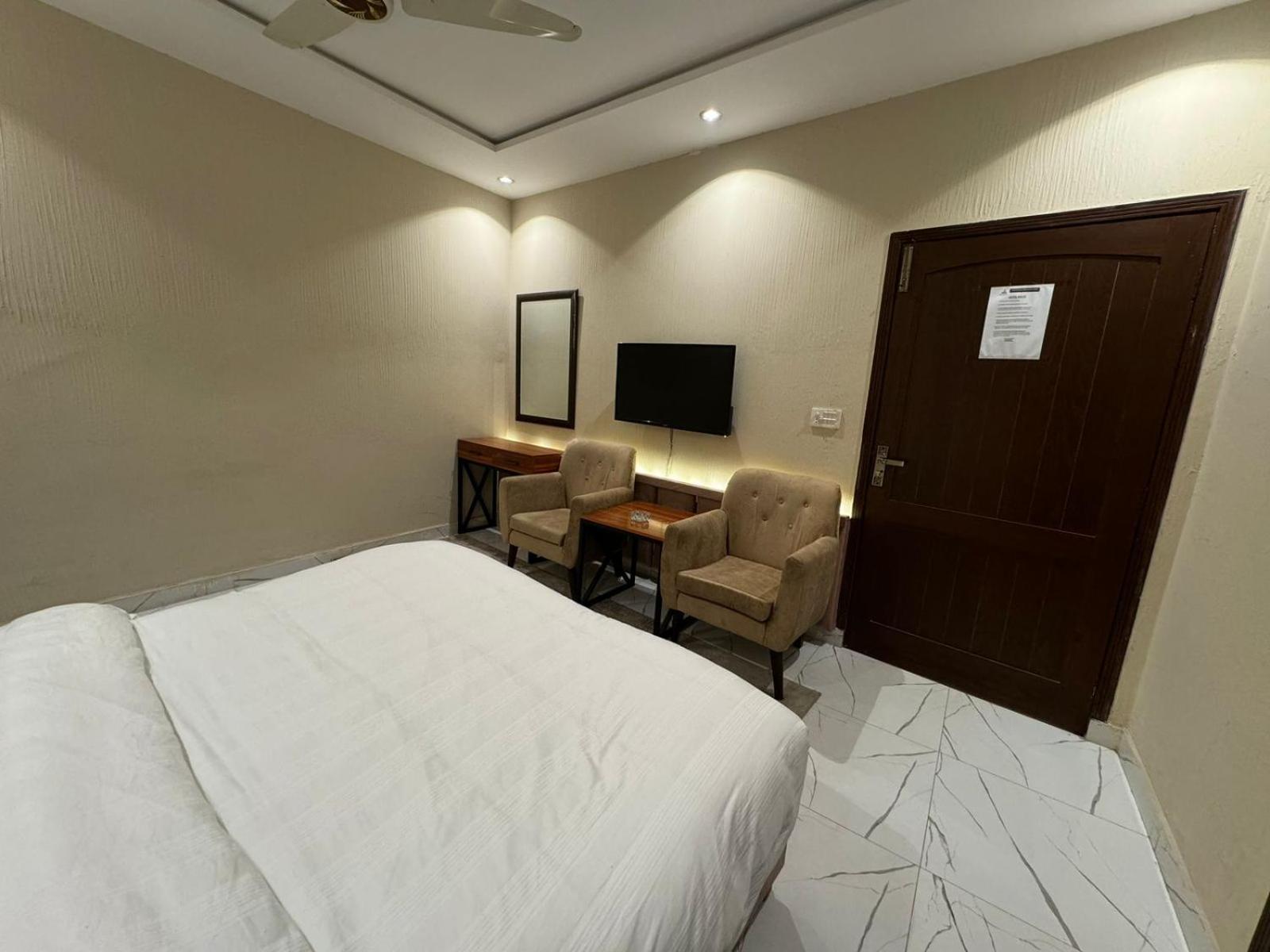 Shelton Boulevard Hotel Lahore Exterior photo