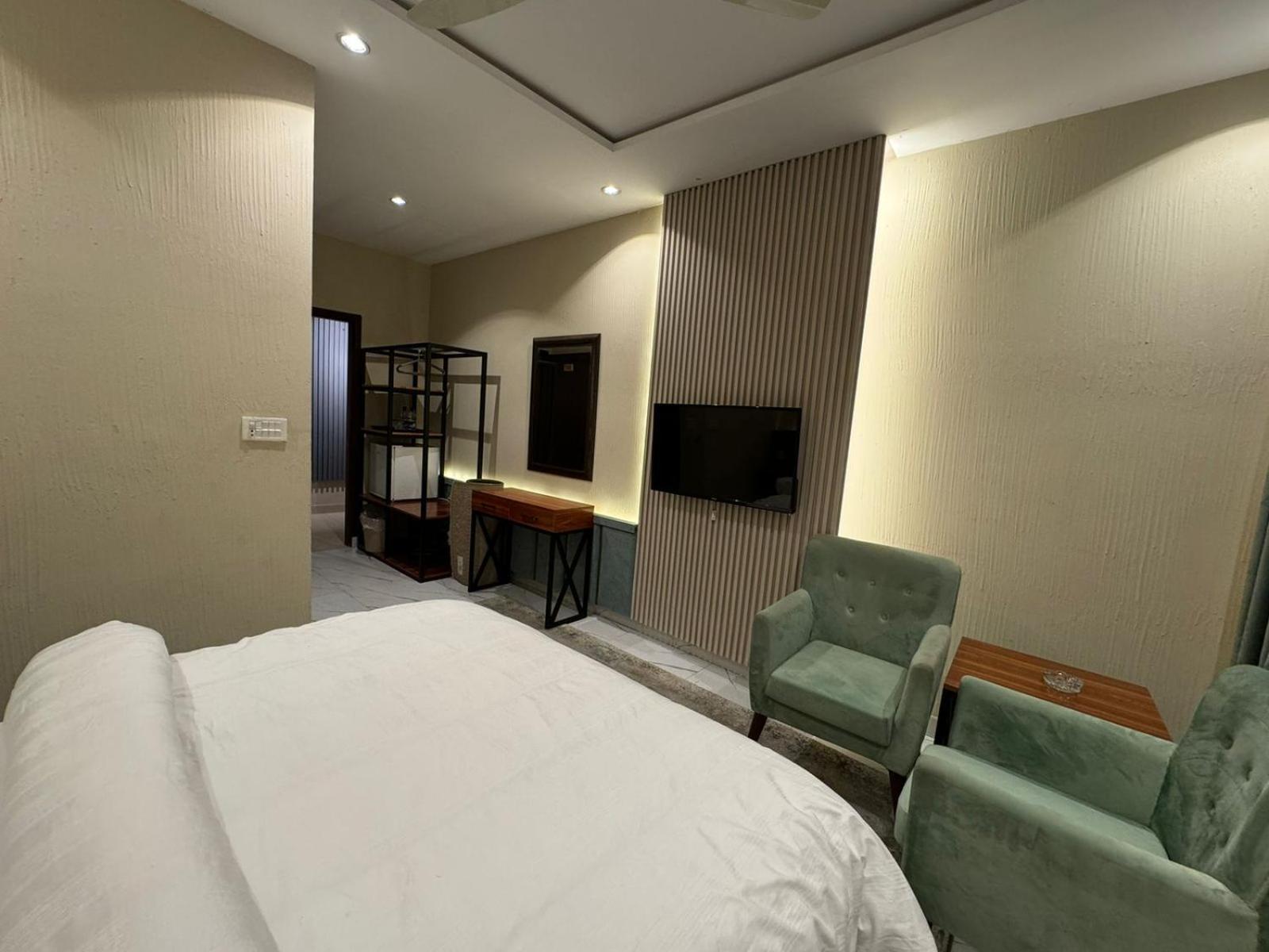 Shelton Boulevard Hotel Lahore Exterior photo